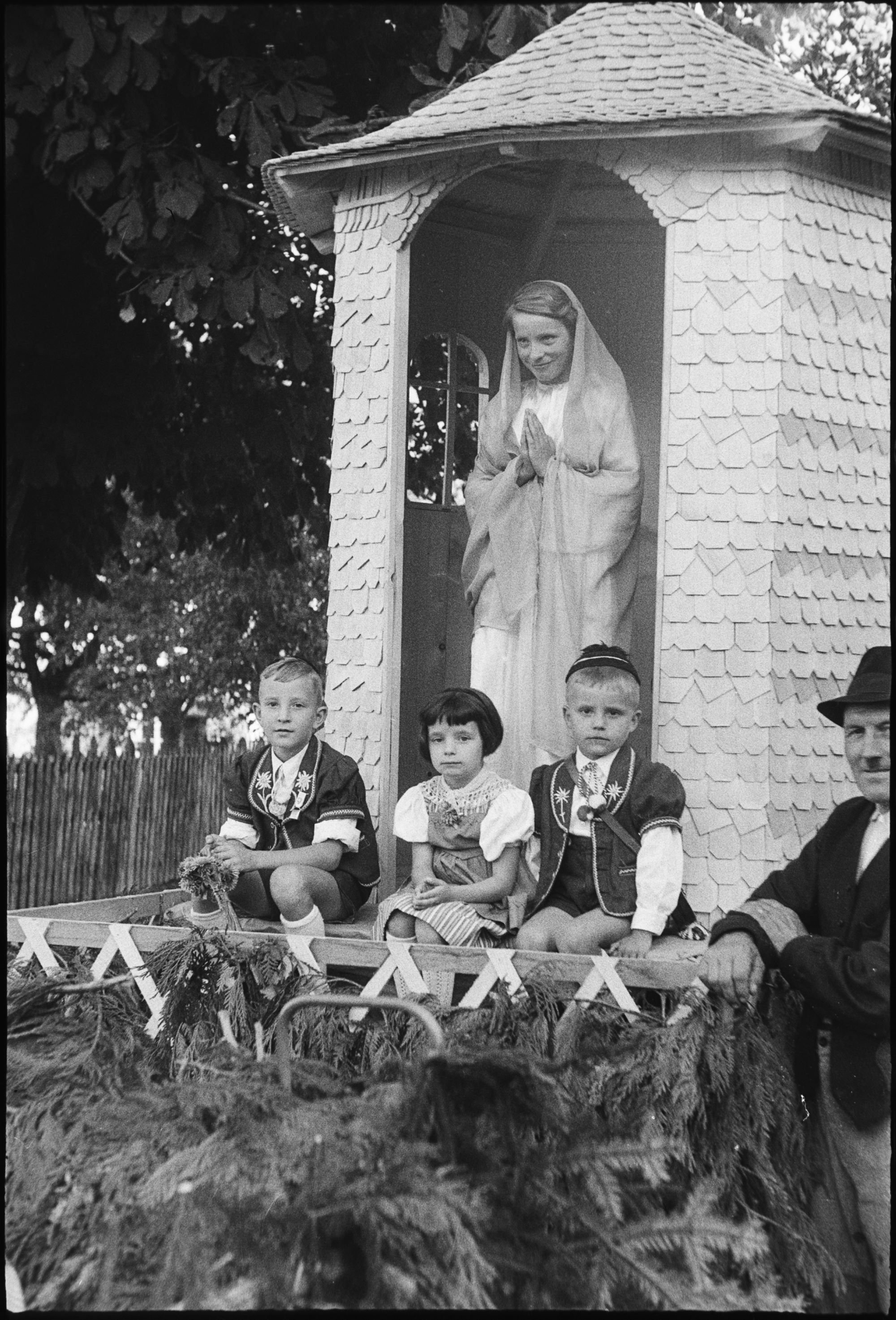 Procession at the Fête des patois romands in Bulle, 1956 © Cantonal and University Library of Fribourg, Johann and Jean Mülhauser collection